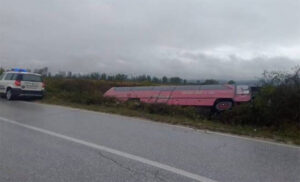 Radnici treće smjene završili u kanalu: Prevrnuo se autobus, povrijeđeno pet radnika