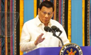 “One koji oklijevaju treba vakcinisati dok spavaju”: Predsjednik Filipina dao čudan prijedlog