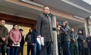 Pavlović okupljenima: Ovo je politički progon, kriv sam što sam radio 16 sati dnevno