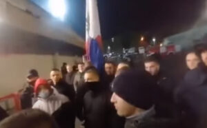 Transparent “Dogodine u Prizrenu” ostao van stadiona: Policija intervenisala prije meča u Beogradu