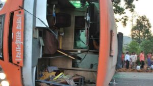Autobus sletio sa puta i udario u kamion: Poginulo najmanje 12 ljudi