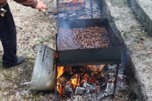 Cijena “paprena”, kupaca ne manjka: Jesen u Banjaluci nezamisliva bez mirisa pečenog kestena