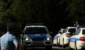 Popriječio put vozaču, pa prijetio pištoljem: Banjalučka policija uhapsila muškarca