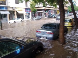 Poplave i klizišta širom Grčke odnijele i prvu žrtvu: Pune ruke posla za spasioce VIDEO