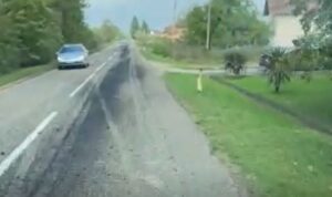 Neobična scena na putu Nova Topola-Čatrnja: Građevinci iz kamiona prosuli asfalt VIDEO