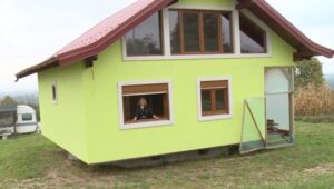 “Osim pogleda, ima i još neke prednosti”: Vojin iz Srpca izgradio rotirajuću kuću VIDEO