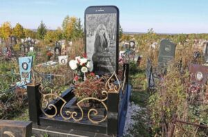 “Odakle pametni telefon na našem groblju”: Kćerki podigao čudan spomenik VIDEO