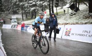 Startovalo više od 250 takmičara iz 40 zemalja: Volja biciklista jača od snježnog nevremena