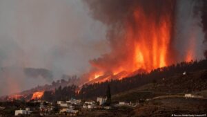 Erupcija počela u septembru: Škole zatvorene, a avioni ne lete zbog podizanja pepela iz vulkana