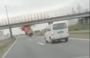 Nesvakidašnja saobraćajna nesreća: Kamionom se u punoj brzini zabio u nadvožnjak VIDEO