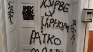 “Adekvatno kazniti odgovorne”: Grafit podrške Ratku Mladiću na prostorijama Žena u crnom
