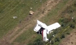 Stravična nesreća! Avion udario u kamion, pa se srušio na kuće, najmanje dvije osobe poginule