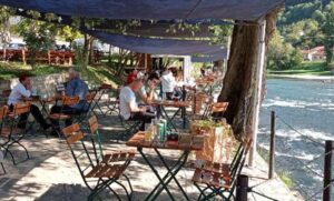 Posljednji lijepi dani za kafu uz Vrbas: Banjaluka “okupana suncem”, ljudi pohrlili napolje