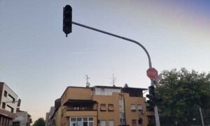 Na raskrsnici se stvorile velike gužve, otežan saobraćaj: Novi problemi sa semaforima u Banjaluci