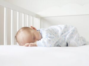 Vječito pitanje: Kada beba može početi spavati na stomaku?