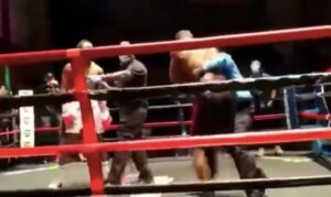 Neviđen haos: Bokser potpuno poludio u ringu, napao sudiju i navijače VIDEO