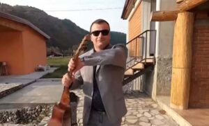 On nije Elvis Prisli, ali jeste Cvele “Baja”: Upoznajte legendarnu “ariju nebesku” iz Teslića VIDEO