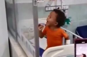 Osvojio srca mnogih: Dječak u bolnici uzeo kašiku pa zapjevao na sav glas omiljenu pjesmu VIDEO