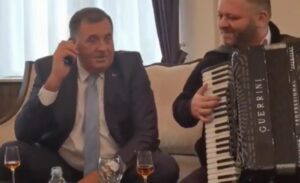 “Raširi ruke o majko stara”: Dodik iz kabineta pozvao majku i posvetio joj pjesmu VIDEO