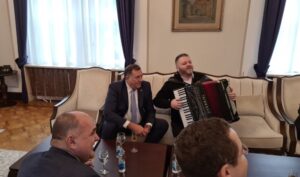 Obećano, ispunjeno: Harmonikaš zasvirao u Dodikovom kabinetu u Predsjedništvu BiH VIDEO