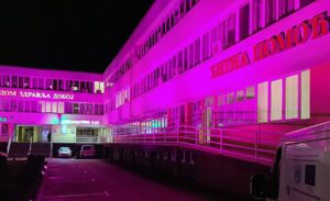 Podrška borbi protiv raka dojke: Objekat Doma zdravlja u Doboju osvijetljen rozom bojom