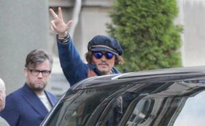 Holivudski glumac vješto “kupuje simpatije”: Džoni Dep u Beogradu podigao tri prsta