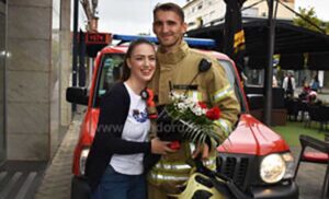 Scena kao iz filma u centru Prijedora: Mladi vatrogasac zaprosio djevojku – ona je rekla “DA”