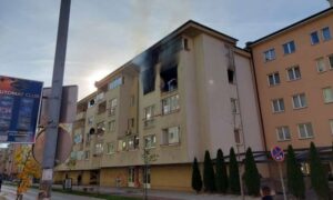 Gorio stan na trećem spratu zgrade: Vatrogasci se izborili sa vatrom