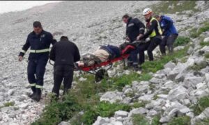 Strava na Fruškoj Gori: Muškarac preminuo tokom planinarenja, spasioci evakuisali tijelo