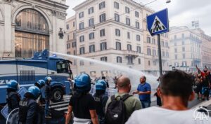Neredi na protestima u Rimu: Ne žele obavezne kovid propusnice