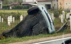 Jedan automobil od jačine sudara završio u kanalu: Dvije osobe povrijeđene u saobraćajki