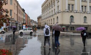 Danas pretežno oblačno, povremeno uz slabu kišu