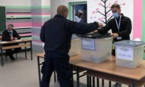 Na Kosmetu glasanje protiče bez incidenata: Najveće gužve na biralištima su u sjevernoj Kosovskoj Mitrovici
