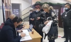 Otvorena biračka mjesta na Kosovu i Metohiji, Srbi krenuli organizovano autobusima