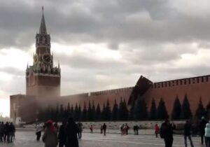 Vjetar izazvao haos u Moskvi: Srušen dio zida Kremlja VIDEO
