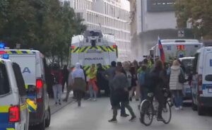 Vodeni top i suzavac: Policija rastjerala demonstrante u Ljubljani VIDEO