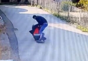 Policija traga za besramnim lopovom: Oborio starca na zemlju i opljačkao ga VIDEO