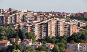 Komšijski odnosi nisu baš uvijek “bajni”: Poruke na ulazu u zgradu mnoge su slatko nasmijale FOTO