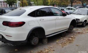 Vlasnika dočekao šok: Mercedes preko noći ostao bez točkova