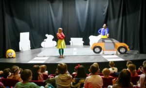 Banjalučki mališani uživali: Predstava “Mirka” učila osnovce o pravilima ponašanja u saobraćaju