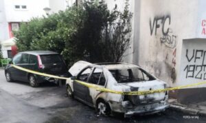 Požar u “gluvo” doba noći: Auto potpuno izgorio ispred zgrade