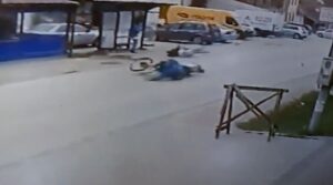Uznemirujući snimak: Motociklista u punoj brzini ubija ženu kod Čačka VIDEO