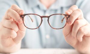 Otkriće naučnika: Ako nosite naočare – rizik od infekcije koronom manji za 15 odsto