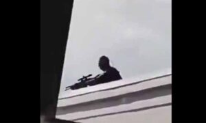 Zatvorene institucije, građani upozoreni: Naoružani mladić “podigao na noge” jedan grad VIDEO