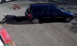Nesrećna žena stajala ispred prodavnice: Automobil vozio u rikverc, pa udario staricu VIDEO