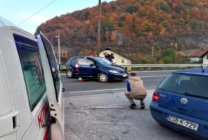 Teška saobraćajna nesreća: Vatrogasci izvlačili ženu iz auta