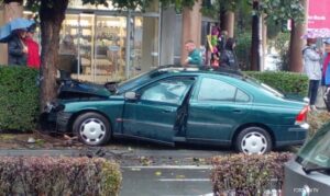 Nesreća u centru grada: Autom udario u drugo vozilo, pa se zabio u drvo