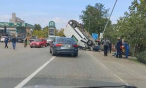 Teška nesreća usporila saobraćaj: Kombi udario u banderu i prevrnuo se, stigla Hitna pomoć