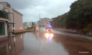 Kiša izazvala poplave u Neumu: Saobraćaj se odvijao otežano FOTO
