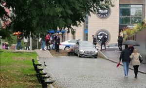 Mercedesom u Banjaluci krenuo niz stepenice: Kraćim putem do parkinga